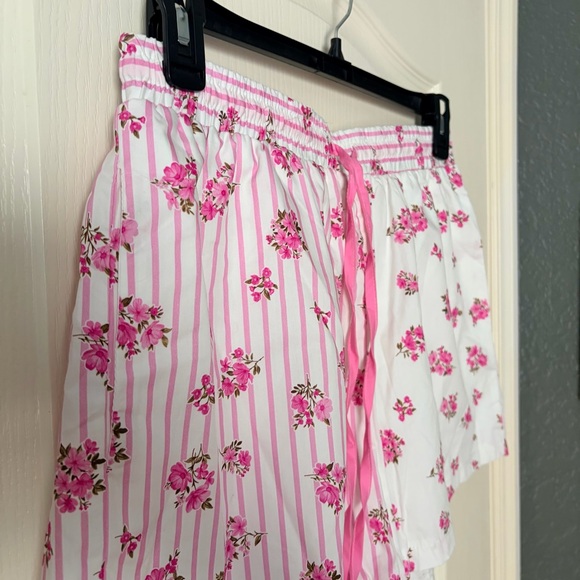 Peach Love California Striped Bouquet Pink Floral Shorts, Large - Picture 4 of 12